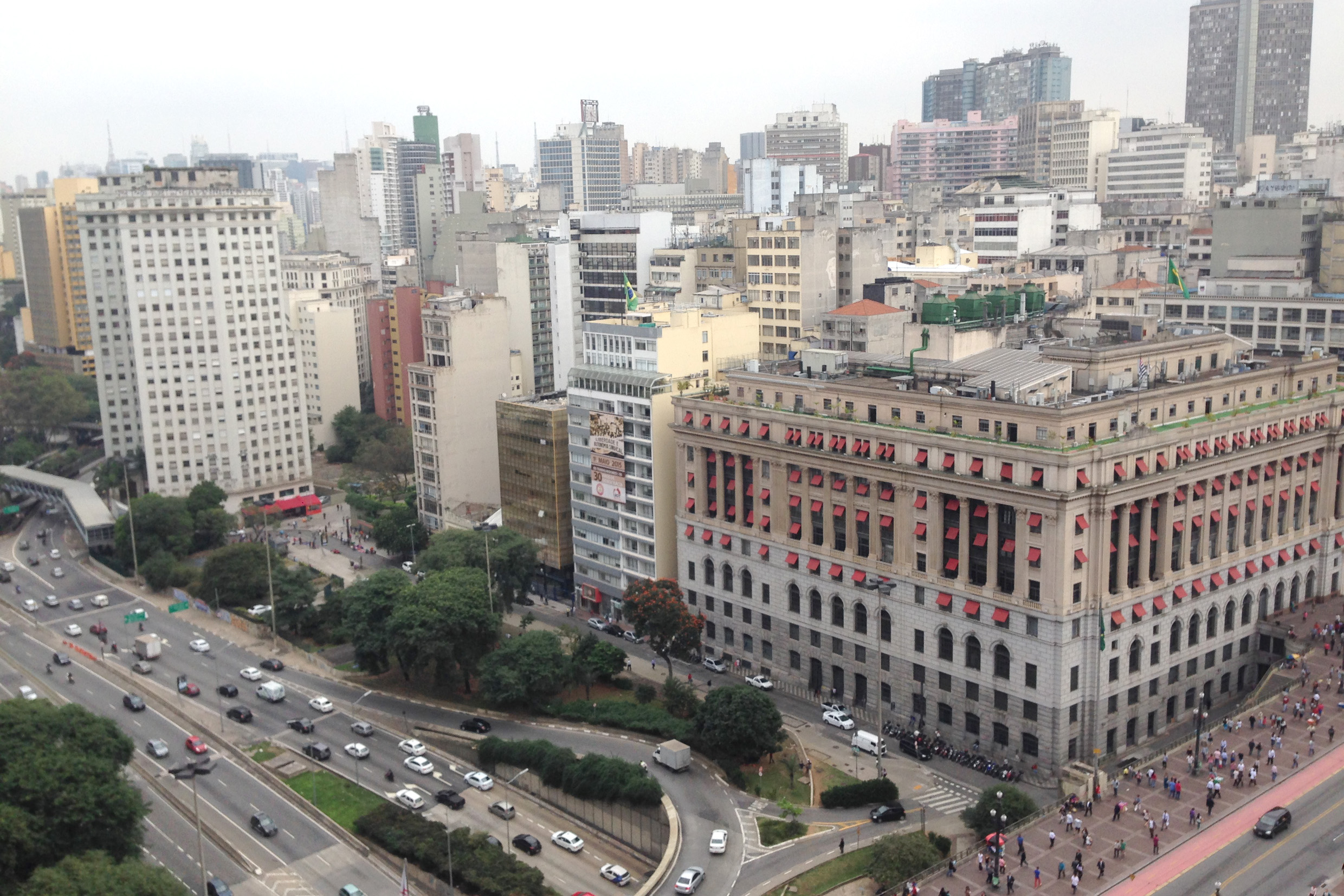 Anhangabaú Valley (canalized river) as seen from UNIVESP's Central Administration