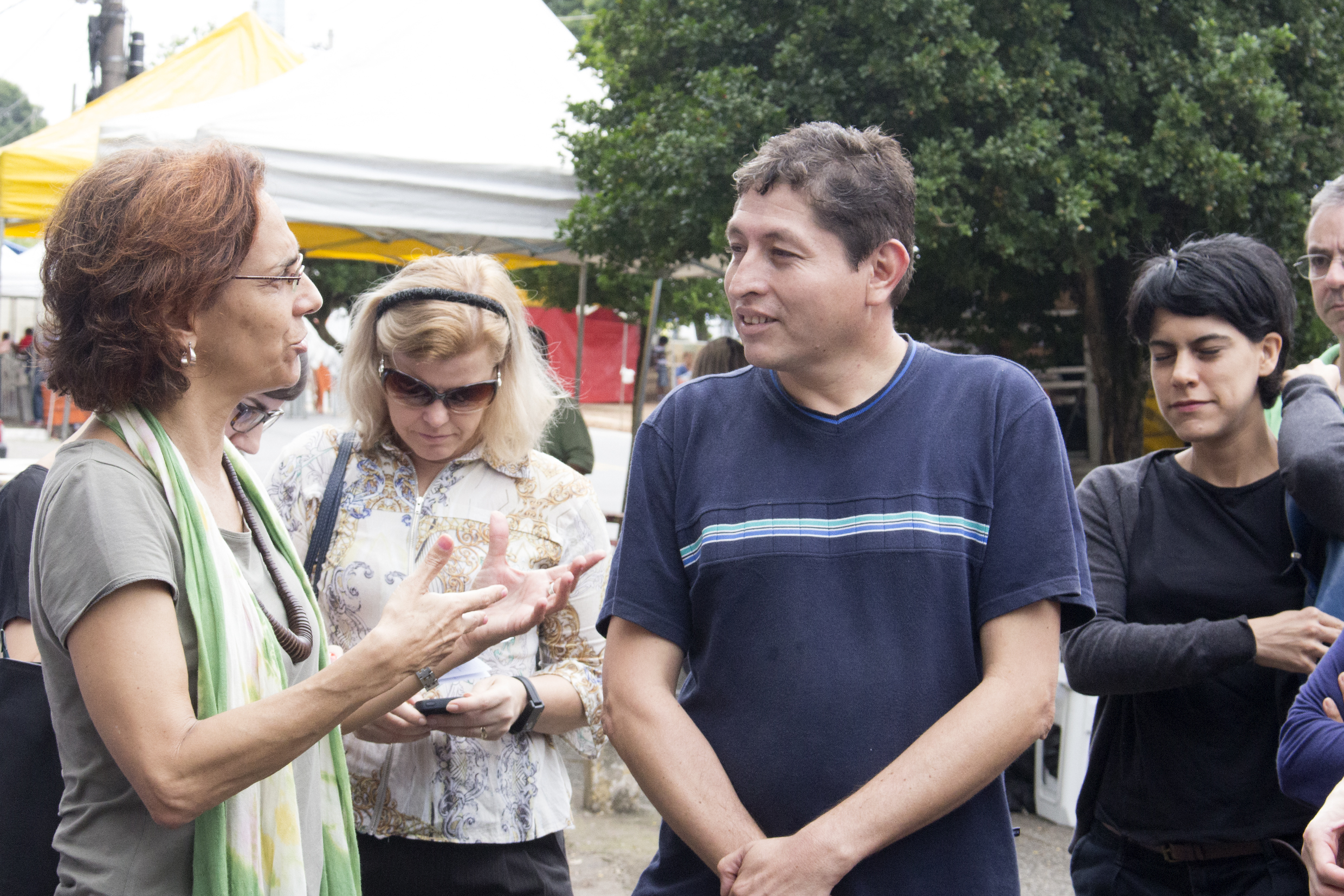 Sylvia Dantas talking with Rodrigo González (one of Kantuta square's market coordinators)